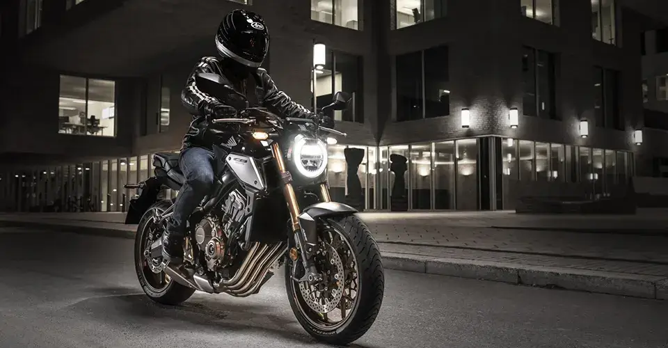 naked-CB 650R-uso-01.1