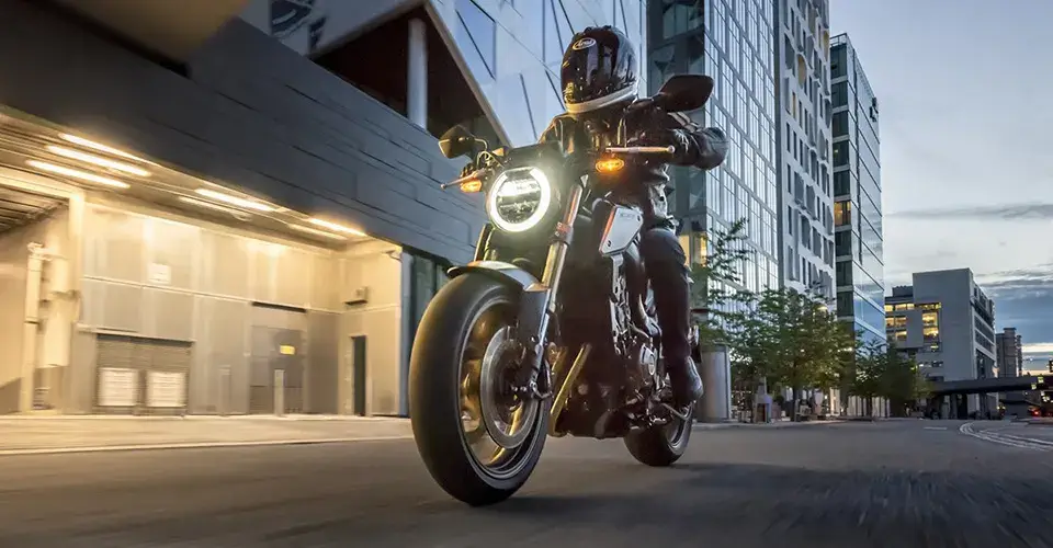 naked-CB 650R-uso-02.1