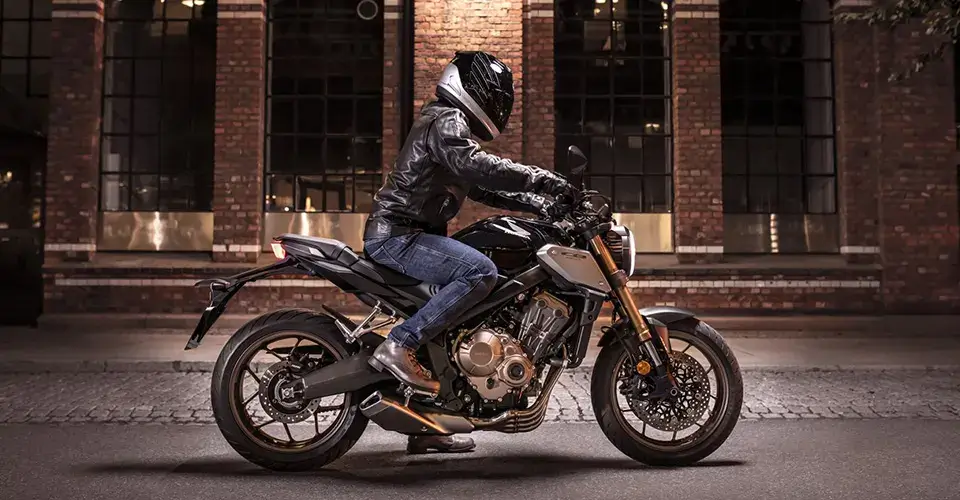 naked-CB 650R-uso-03