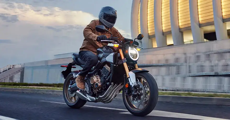 naked-CB 650R-uso-04